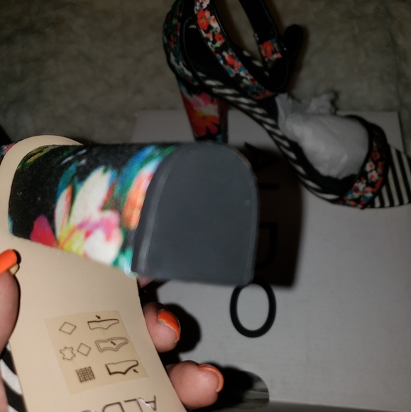 Flower print ankle strap heeled sandal - Picture 4 of 6